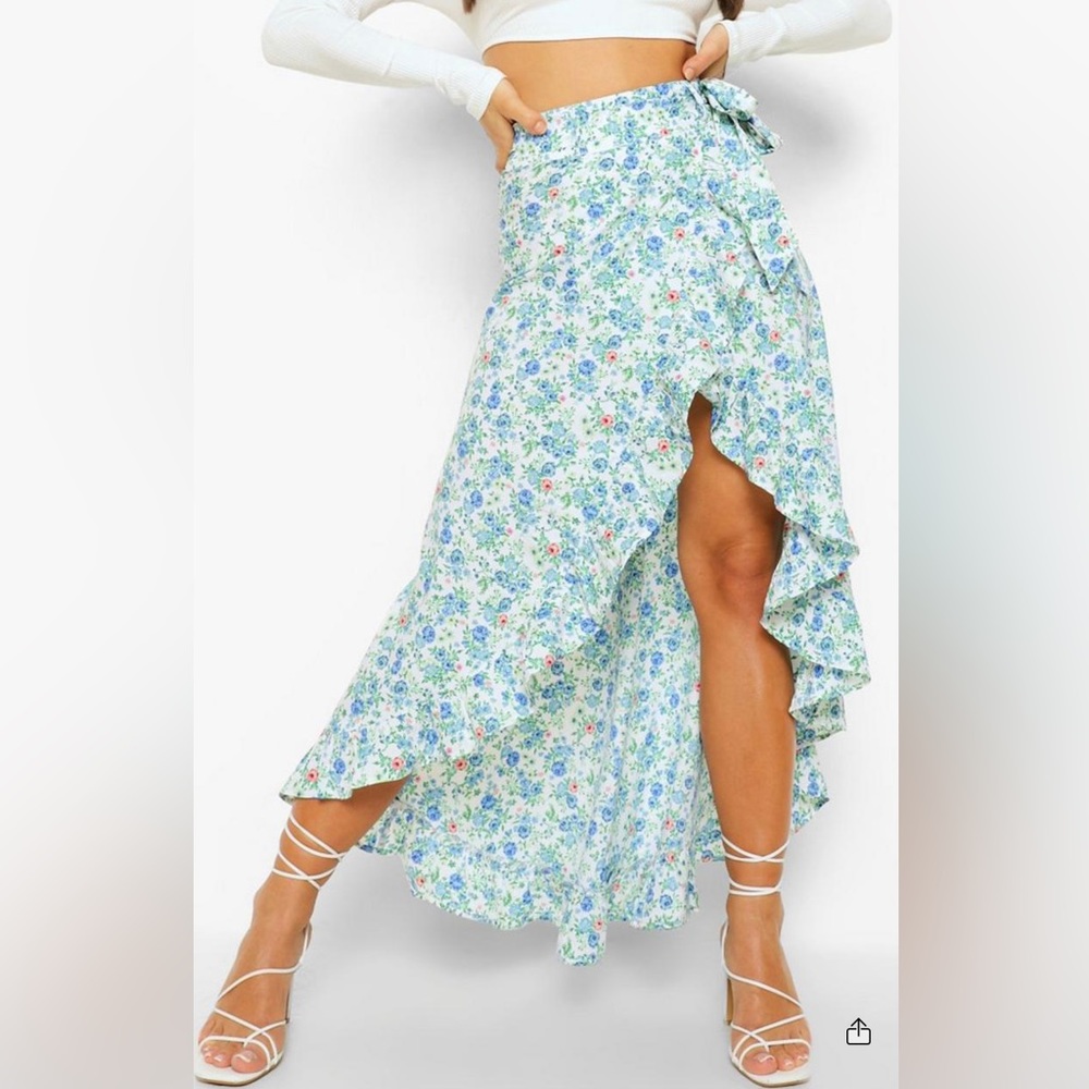 Boohoo floral high waisted skirt. Worn once.